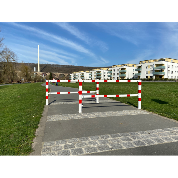 Access barriers | with triangular lock | swing-back | with top and quarter-bent bar | hot-dip galvanized and white coatedwith red reflecting stripes | total width: 3000 mm